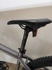 Fahrradsattel mit rotem Reflektor hinten.