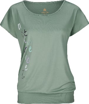 Grünes Kurzarmshirt mit bunter "active rebel" Aufschrift.