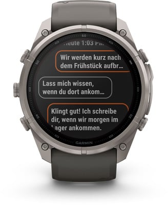 Eine Smartwatch zeigt deutsche Nachrichten über Frühstück und Ankunft an.