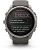 Eine Smartwatch zeigt deutsche Nachrichten über Frühstück und Ankunft an.