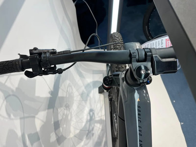 Detail des Mountainbike-Lenkers mit Display und Bremshebel. Detail des Mountainbike-Lenkers mit Display und Bremshebel.
