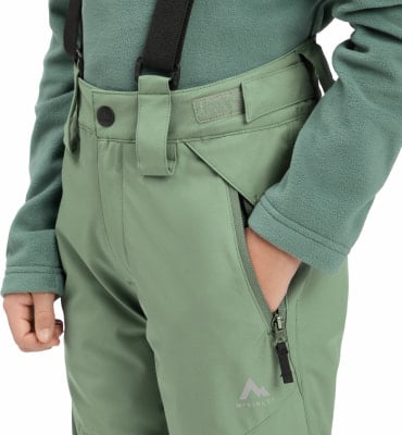 Grüne Skihose für Kinder mit Latz und Reißverschlusstasche. Grüne Skihose für Kinder mit Latz und Reißverschlusstasche.