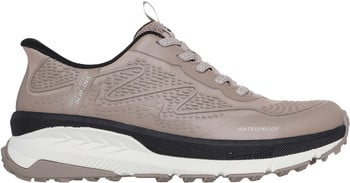 Ein brauner, wasserdichter Skechers Slip-Ins Laufschuh mit weißer Sohle.