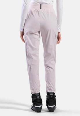 Rückansicht einer Frau in rosa Skihose mit perforierten Details.