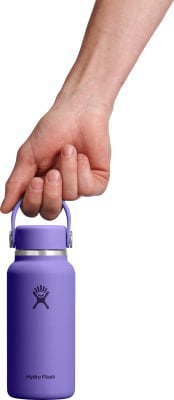 Eine Hand hält eine violette Hydro Flask Flasche am Griff. Eine Hand hält eine violette Hydro Flask Flasche am Griff.