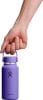 Eine Hand hält eine violette Hydro Flask Flasche am Griff.