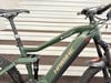 Ein grünes Haibike E-Bike mit Federung und Schriftzug auf dem Rahmen.