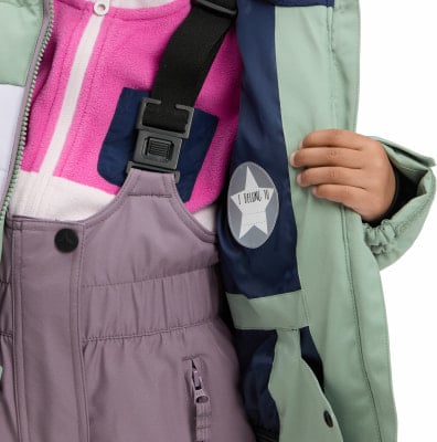 Kinder-Winterjacke mit Latzhose und rosa Fleeceweste. Kinder-Winterjacke mit Latzhose und rosa Fleeceweste.