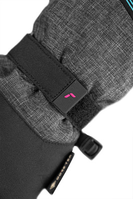 Detail eines Handschuhs mit Logo und Klettverschluss. Detail eines Handschuhs mit Logo und Klettverschluss.