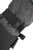 Detail eines Handschuhs mit Logo und Klettverschluss.