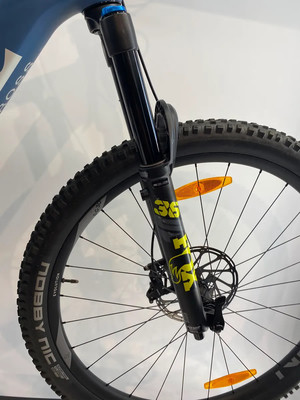 Vorderreifen eines Mountainbikes mit einer Fox 36 Federgabel. Vorderreifen eines Mountainbikes mit einer Fox 36 Federgabel.