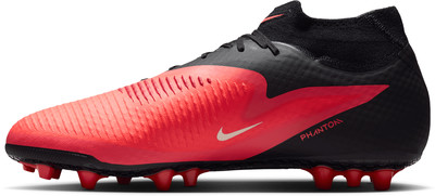 Schwarze und rote Nike Phantom Fußballschuhe mit Textur und Swoosh-Logo. Schwarze und rote Nike Phantom Fußballschuhe mit Textur und Swoosh-Logo.