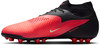Schwarze und rote Nike Phantom Fußballschuhe mit Textur und Swoosh-Logo.