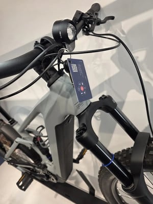 Detail eines modernen E-Bikes mit Vorderradfederung und Licht. Detail eines modernen E-Bikes mit Vorderradfederung und Licht.