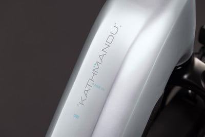 Rahmendetail eines E-Bikes mit KATHMANDU-Logo und Größenangabe. Rahmendetail eines E-Bikes mit KATHMANDU-Logo und Größenangabe.