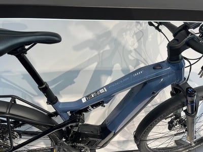 Ein blaues Focus E-Bike mit Federung und Schutzblechen wird ausgestellt. Ein blaues Focus E-Bike mit Federung und Schutzblechen wird ausgestellt.
