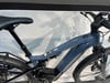 Ein blaues Focus E-Bike mit Federung und Schutzblechen wird ausgestellt.