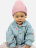 Kleines Mädchen mit rosa Mütze und Jeansjacke mit Erdbeeren.