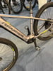 Detail eines grauen Genesis E-Mountainbikes mit gelben Akzenten.