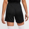 Schwarze Damen-Shorts mit weißen Kniestrümpfen.