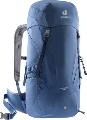 Blauer Deuter Rucksack Mistral 30 mit gepolsterten Schultergurten. Blauer Deuter Rucksack Mistral 30 mit gepolsterten Schultergurten.