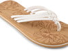Beige Flip-Flops mit weißen Riemen und Blumenmuster.
