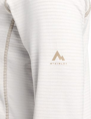 Detail eines weißen T-Shirts mit McKinley-Logo und gestreifter Textur.