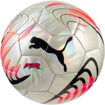 Silberner Puma-Fußball mit schwarzem Logo und orangen Akzenten.
