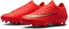 Vorderansicht eines Paares roter Fußballschuhe mit großem goldenem Nike-Logo.