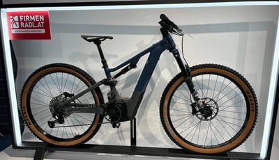 Mountainbike mit Vollfederung und braunen Maxxis-Reifen. Mountainbike mit Vollfederung und braunen Maxxis-Reifen.