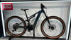 Mountainbike mit Vollfederung und braunen Maxxis-Reifen.