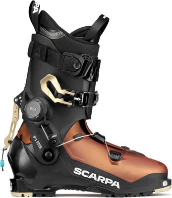 Ein Scarpa F1 RS Skischuh in Kupfer und Schwarz mit BOA-System. Ein Scarpa F1 RS Skischuh in Kupfer und Schwarz mit BOA-System.