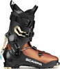 Ein Scarpa F1 RS Skischuh in Kupfer und Schwarz mit BOA-System.