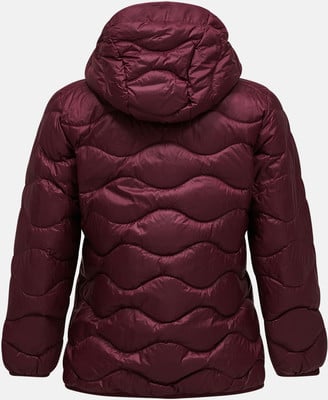 Rückansicht einer dunkelweinroten Steppjacke mit Kapuze. Rückansicht einer dunkelweinroten Steppjacke mit Kapuze.