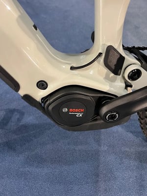 Detail eines Elektrofahrrads mit Bosch-Logo am Mittelmotor. Detail eines Elektrofahrrads mit Bosch-Logo am Mittelmotor.