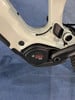 Detail eines Elektrofahrrads mit Bosch-Logo am Mittelmotor.