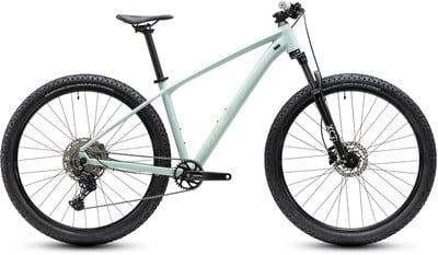 Hellgrünes Mountainbike mit Federung und Scheibenbremsen. Hellgrünes Mountainbike mit Federung und Scheibenbremsen.