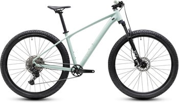 Hellgrünes Mountainbike mit Federung und Scheibenbremsen.