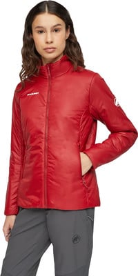 Rote Damenjacke mit Mammut-Logo und grauer Hose. Rote Damenjacke mit Mammut-Logo und grauer Hose.