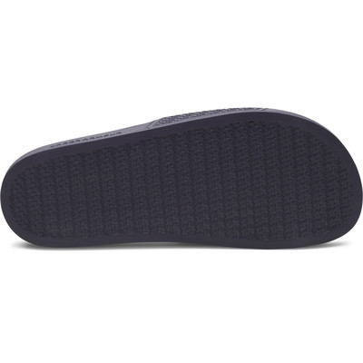 Sötétkék papucs talpa Under Armour logóval. Sötétkék papucs talpa Under Armour logóval.