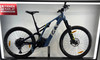 Blaues Husqvarna E-Bike mit Federung und Logo auf dem Rahmen.