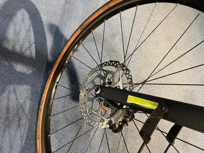 Nahaufnahme eines Fahrradhinterrads mit Scheibenbremse.