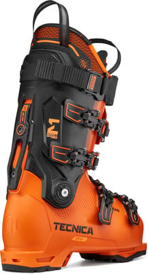 Ein orangefarbener Tecnica Skischuh mit schwarzen Schnallen und Logo.