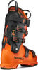 Ein orangefarbener Tecnica Skischuh mit schwarzen Schnallen und Logo.