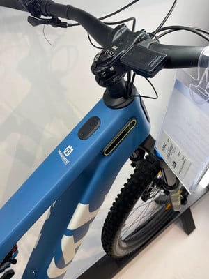 Blaues E-Mountainbike mit Husqvarna-Logo und Shimano-Display am Lenker. Blaues E-Mountainbike mit Husqvarna-Logo und Shimano-Display am Lenker.