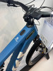 Blaues E-Mountainbike mit Husqvarna-Logo und Shimano-Display am Lenker.
