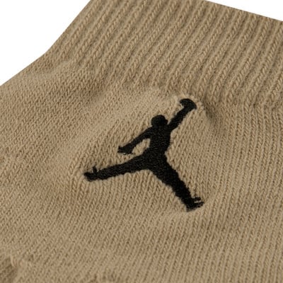 Detail einer gestrickten Socke mit Jordan Jumpman-Logo. Detail einer gestrickten Socke mit Jordan Jumpman-Logo.