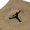 Detail einer gestrickten Socke mit Jordan Jumpman-Logo.