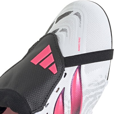 Nahaufnahme eines Adidas Fußballschuhs mit pinkem Logo und schwarzem Riemen.