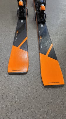 Skier mit orange-schwarzen Elementen, markiert mit der Nummer 176.
